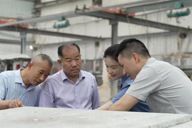 王松涛（左二）受邀对湖北省随县检察院办案涉及的某石材企业合规整改情况进行“回头看”。
