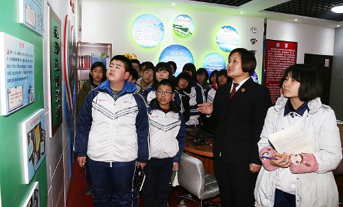 河北魏县：组织学生到预防未成年人犯罪警示教育室参观